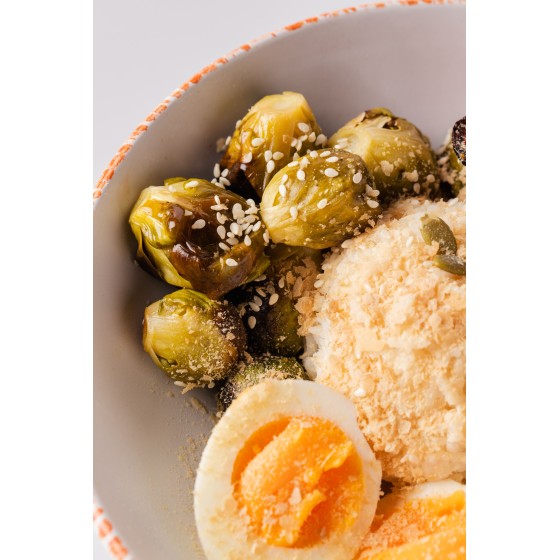 Боул із брюссельською капустою, яйцем і Flakes — корисна та ситна страва