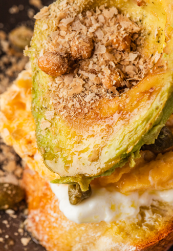 Авокадо-тост з каперсами та Flakes — швидкий і корисний сніданок