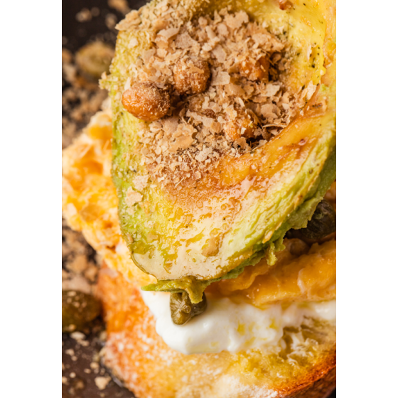 Авокадо-тост з каперсами та Flakes — швидкий і корисний сніданок