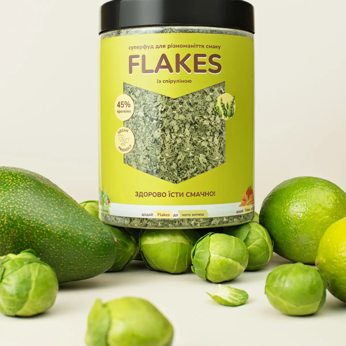 Банка Flakes зі спіруліною 250 г серед авокадо, лаймів і брюссельської капусти