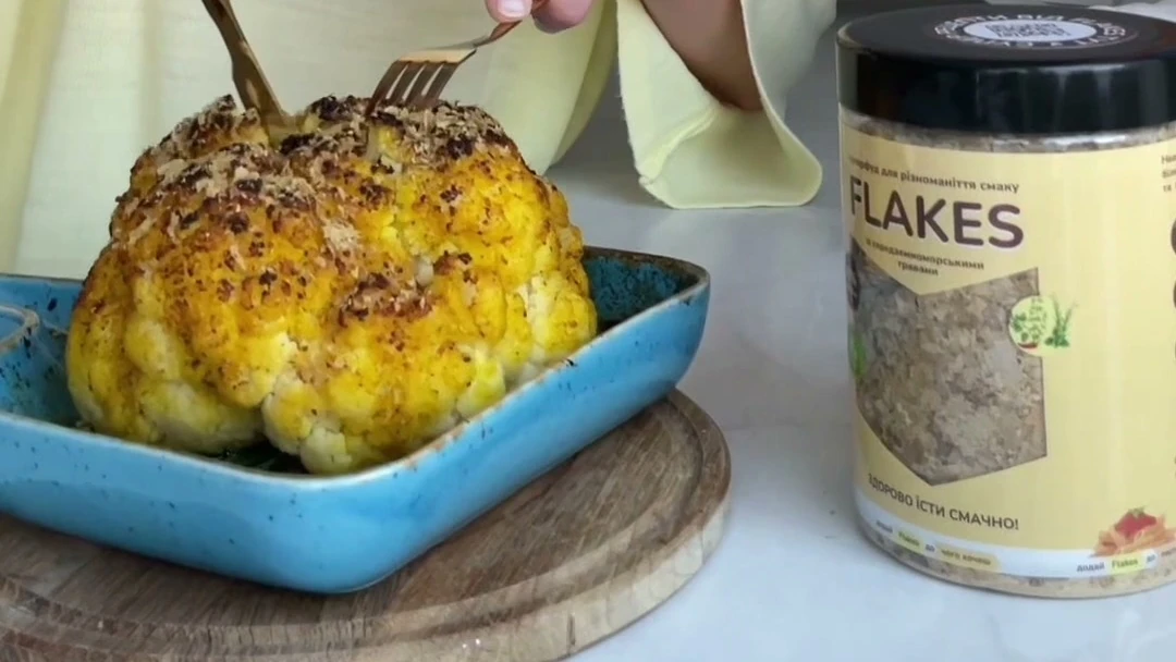 Запечена цвітна капуста цілою головкою, посипана сирно-горіховими Flakes
