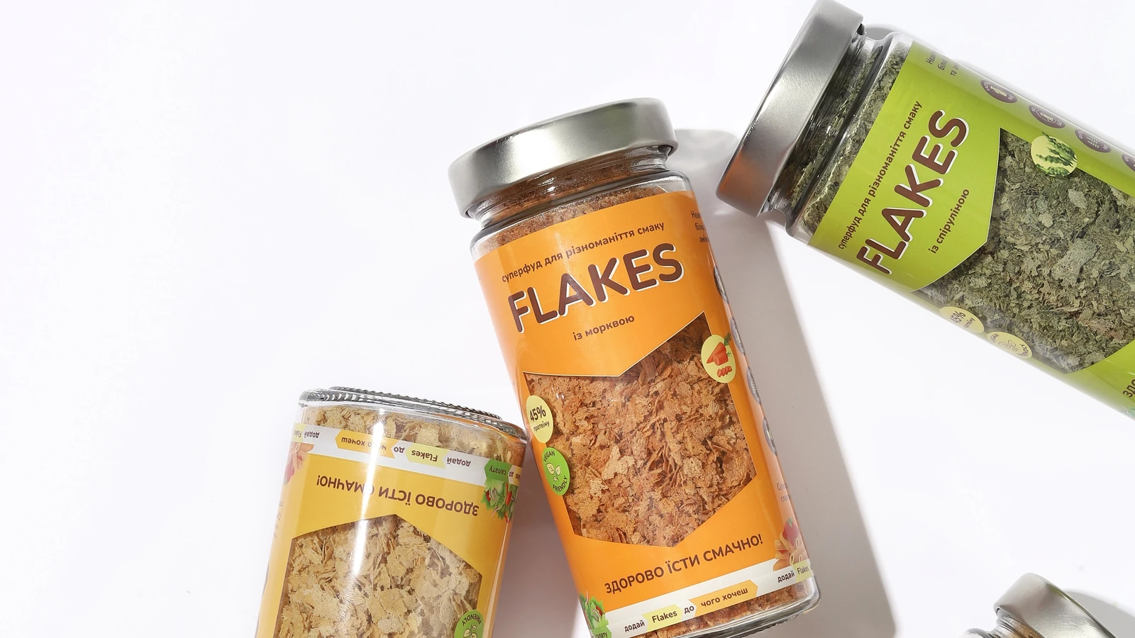 Відкрита банка Flakes і суха ложка поруч на столі