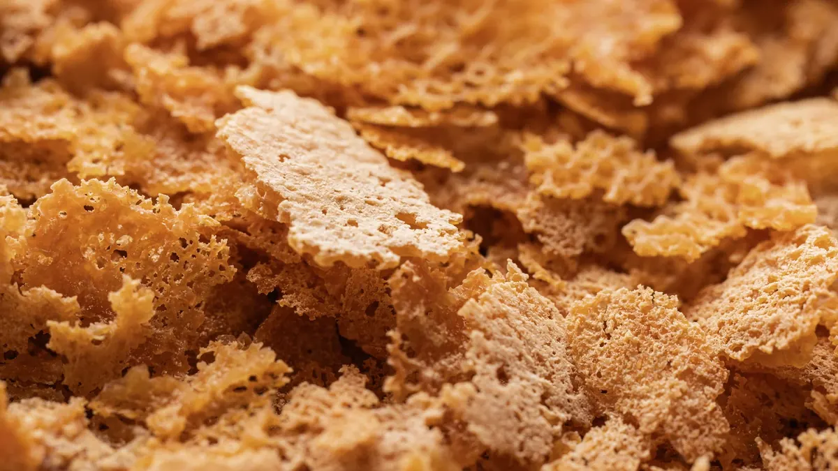 Щільно закрита банка дріжджових пластівців Flakes у сухій кухонній шафі