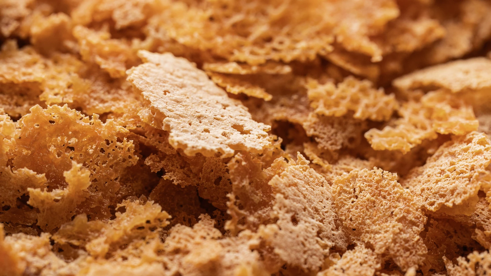 Щільно закрита банка дріжджових пластівців Flakes у сухій кухонній шафі