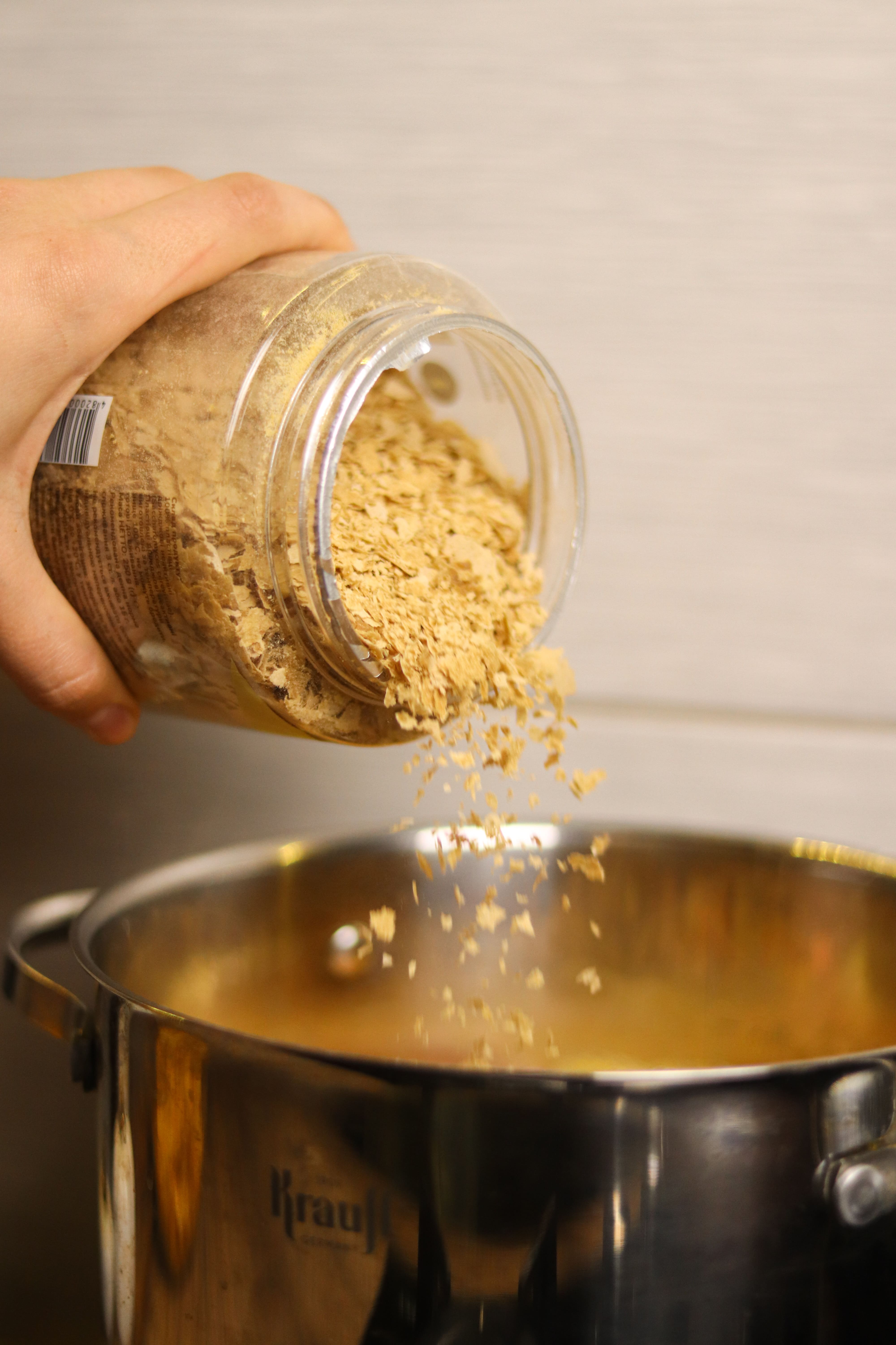 Додавання Flakes у суп