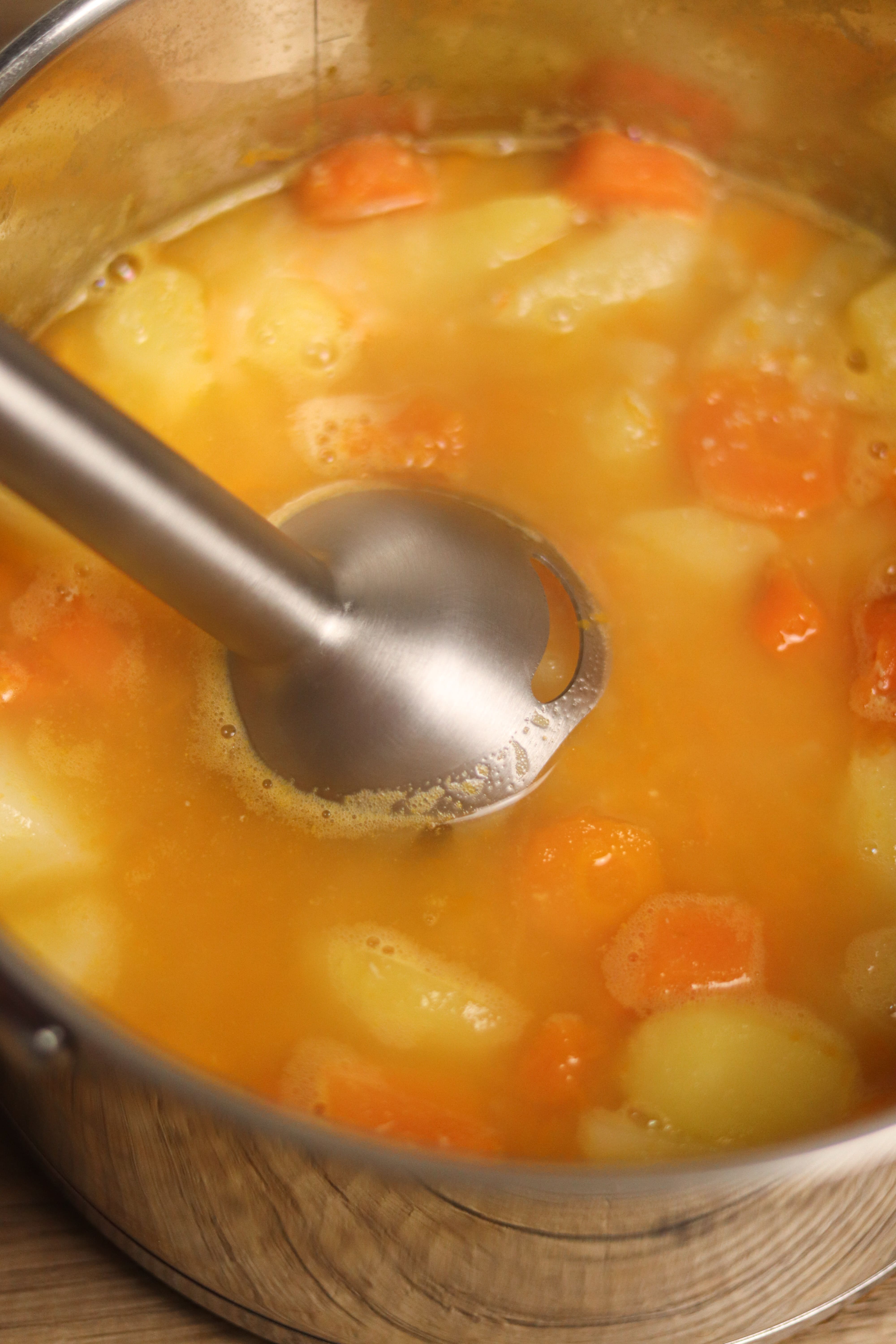 Овочі варяться в каструлі