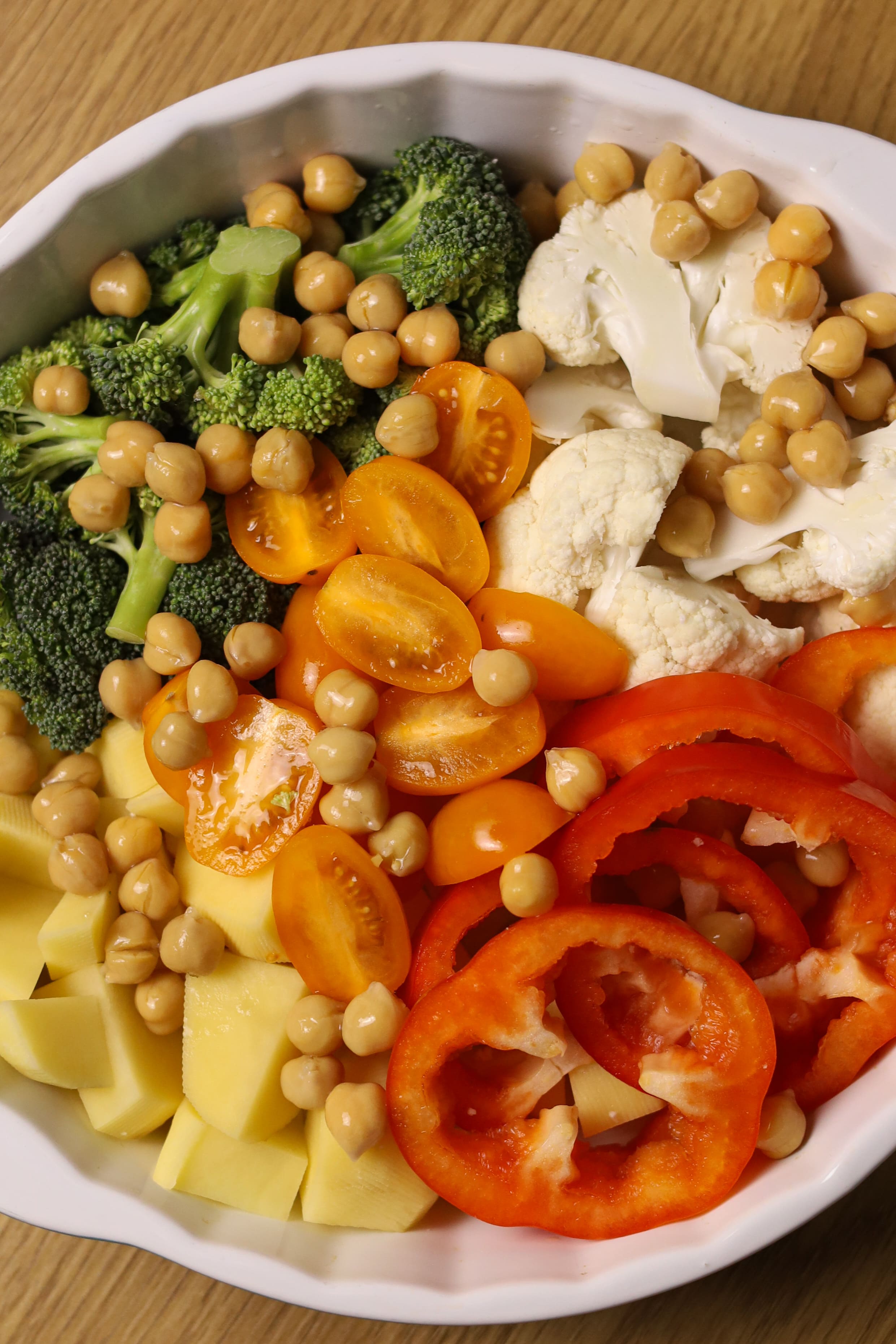 Інгредієнти для запечених овочів з Flakes зі спіруліною — броколі, нут, перець, помідори, картопля