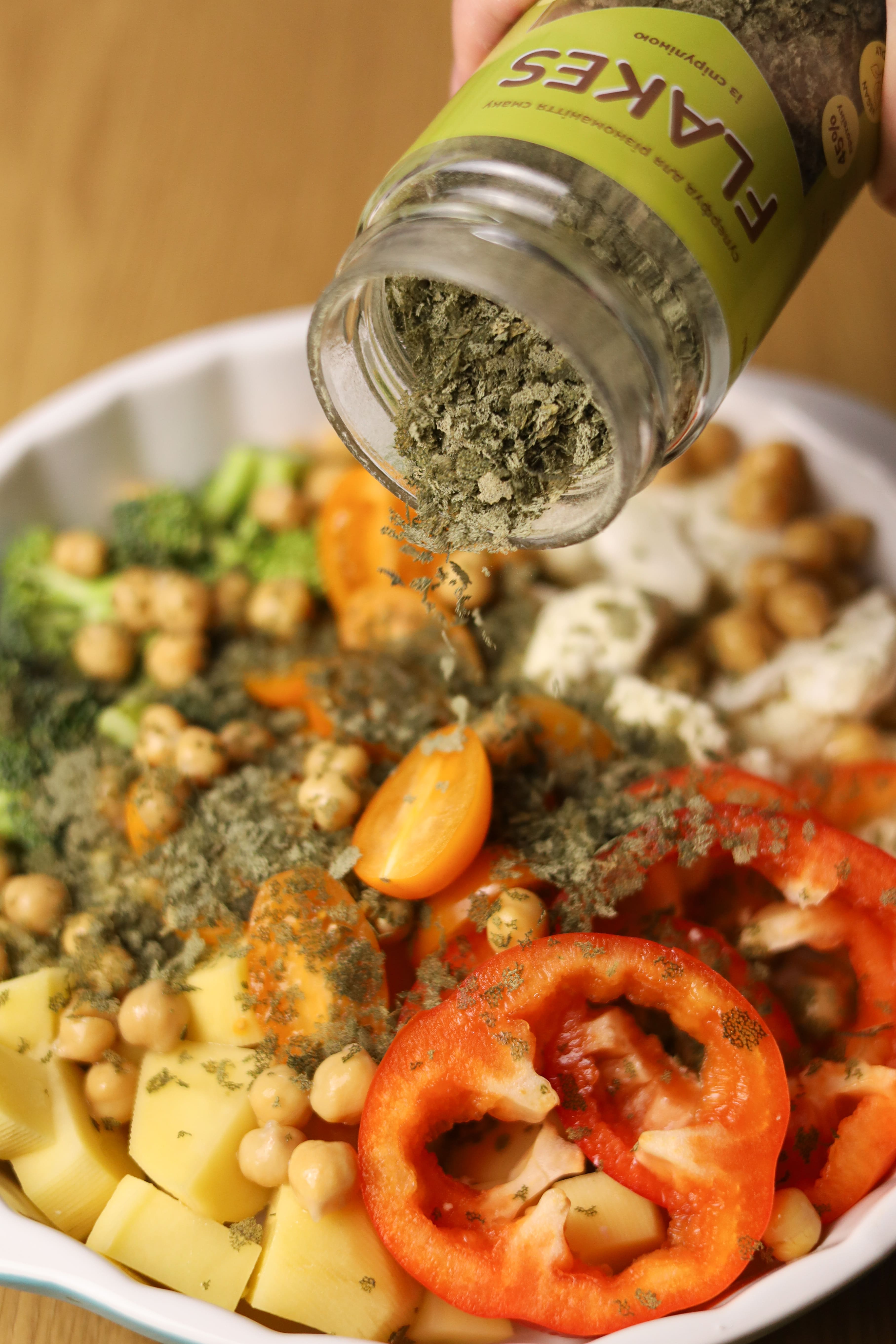 Додавання Flakes зі спіруліною на овочі перед запіканням у духовці