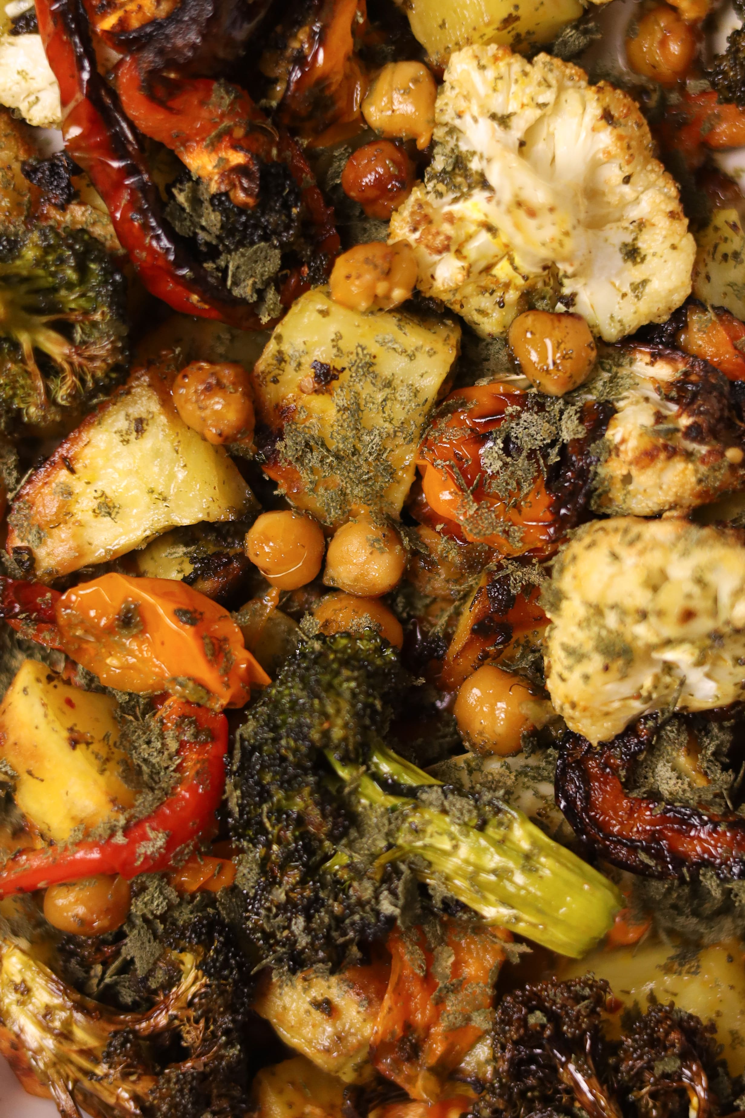 Запечені овочі з Flakes зі спіруліною крупним планом — хрумка скоринка і соковиті овочі